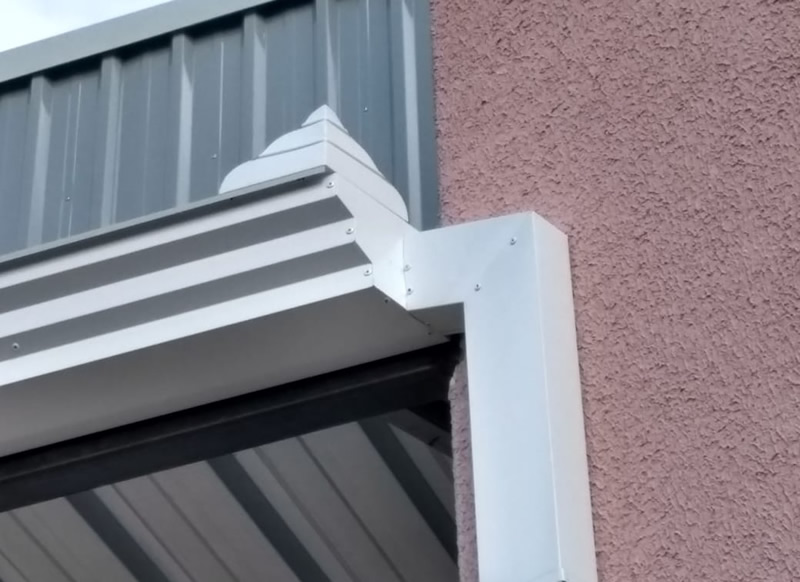 Detalhe de acabamento de calha em cantoneira