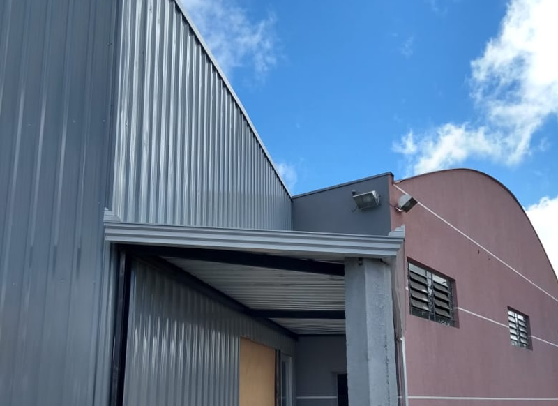 Calha instalada em galpão comercial