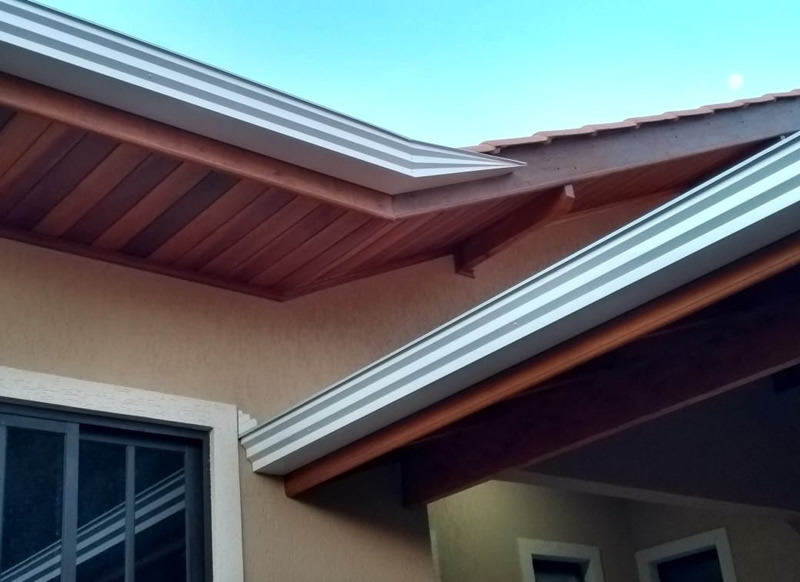 Calha de beiral em telhado residencial